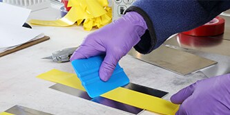 สวมถุงมือขณะใช้ 3M™ tape applicator เครื่องมือติดเทป
