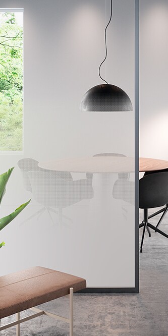 โต๊ะประชุมถูกบดบังด้วยแผงกระจกที่ปกคลุมไปด้วย FASARA Illumina-PR

