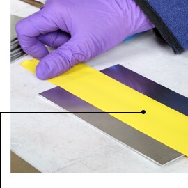 ภาพขณะติดเทป 3M™ Vinyl Tape เทปกาวไวนิล รุ่น 471 ก่อนเข้าสู่ขั้นตอนการอโนไดซ์