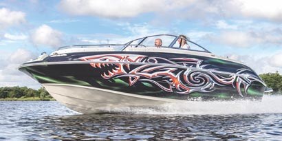  เรือสปีดโบ๊ทหุ้มด้วยกราฟิกโดยใช้ 3M envision gloss wrap overlaminate 8548G
