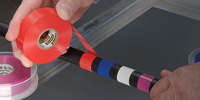 โดยใช้เทปพันสายไฟหลายสีบนสายเคเบิล
