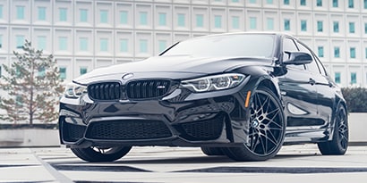 รถห่อด้วยฟิล์ม 3M™ Wrap Series 1080 สีดํา
