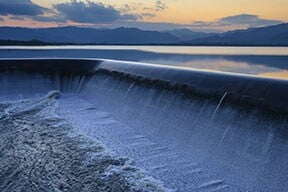 น้ำที่ไหลผ่านเขื่อน
