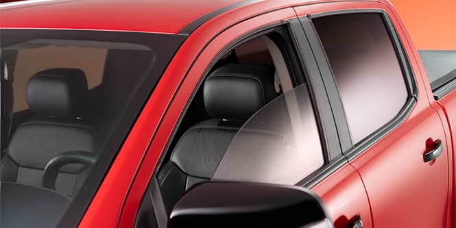 รถสีแดงพร้อมฟิล์มติดรถยนต์ 3M Ceramic IM Series ที่กระจกด้านข้าง
