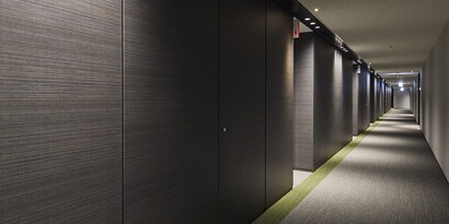 3M™ DI-NOC™ ฟิล์มตกแต่งพื้นผิวลายไม้ที่ใช้กับการตกแต่งผนังภายในของอาคาร
