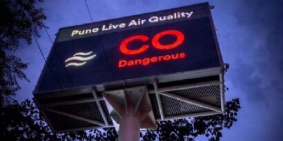 variable message sign displaying weather conditions
