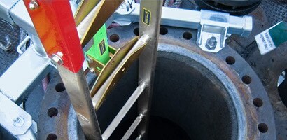 ระบบบันไดที่ติดตั้งตรงช่องทางเข้าพื้นที่อับอากาศในแนวดิ่ง
