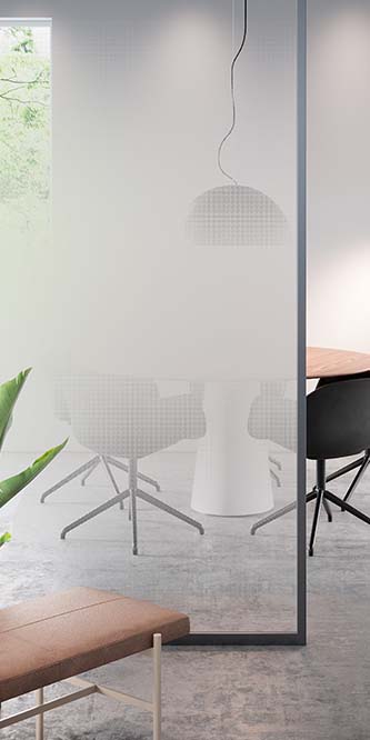โต๊ะประชุมถูกบดบังด้วยแผงกระจกที่หุ้มด้วย FASARA Illumina Seamless-W2
