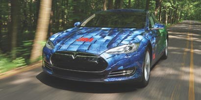 Tesla Model S ห่อหุ้มด้วยฟิล์ม 3M Envision LX480mC สีน้ำเงินที่มีโลโก้ 3M บนฝากระโปรงหน้ารถ
