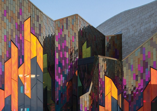 ภาพภายนอกอาคารที่ปิดผิวกระจก 3M Dichroic