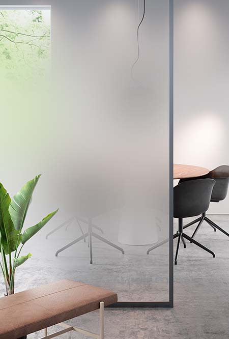 ภาพของสํานักงานแสดงโต๊ะประชุมที่บดบังด้วยแผงกระจกที่ปกคลุมไปด้วย FASARA Mist-W
