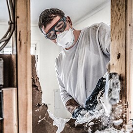 general contractor wearing respirator
