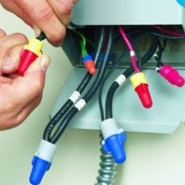 กำลังใช้งานอุปกรณ์ต่อสายไฟ 3M™ Performance  Plus Connectors