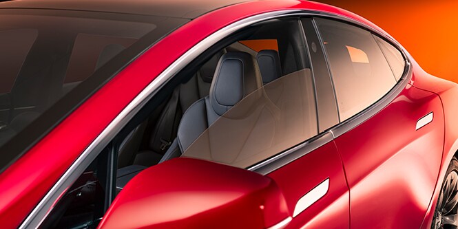 รถสีแดงพร้อมฟิล์มรถยนต์ 3M Crystalline Series ระดับพรีเมียมที่กระจกด้านข้าง
