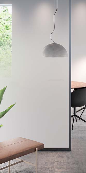 โต๊ะประชุมถูกบดบังด้วยแผงกระจกที่หุ้มด้วย FASARA Illumina Seamless-S2
