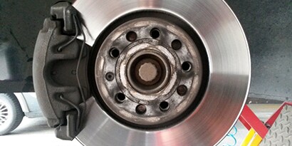 A rotor and brake system symbolize thermal issues in metal. Metal friction impacts temperature and  stress in materials.
