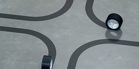 ภาพม้วน 3M™ Vinyl Tape เทปไวนิล เบอร์ 471 ที่นำมาใช้ตีเส้นโค้งรวม 4 โค้งที่ทำมุม 90 องศา
