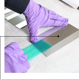 ภาพการลอก 3M™ Polyester Tape 8992 แสดงถึงการตีเส้นที่สะอาดและไร้คราบกาว