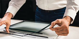 ภาพพนักงานสาธิตคุณสมบัติการยืดเพื่อลอกเทป 3M™ VHB Extrudable
