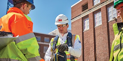 3M specialist answer a question
