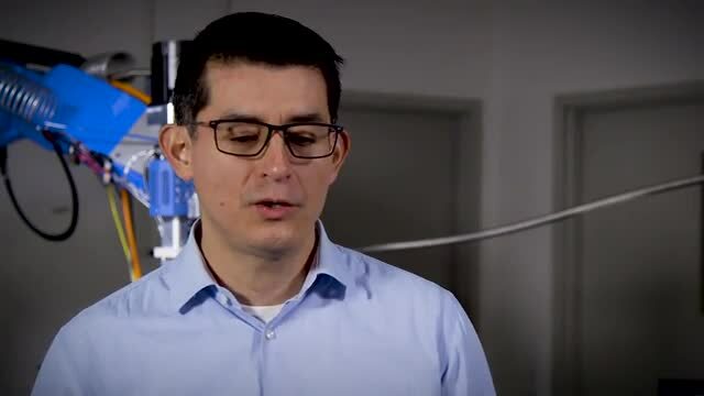 ภาพนิ่งวิดีโอของ 3M Application Engineer พูดถึงระบบอัตโนมัติและ 3M™ VHB™ Extrudable Tape GP
