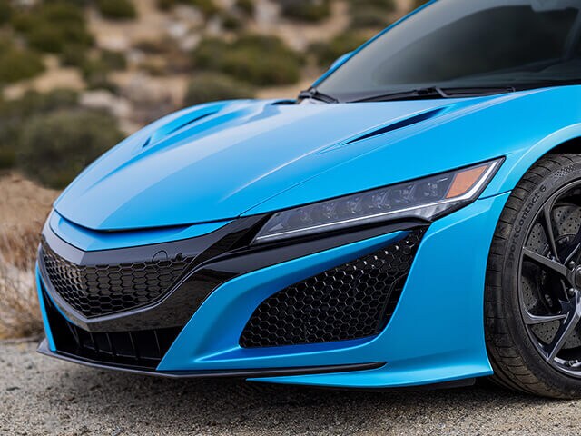 ภาพระยะใกล้ของบริเวณฝากระโปรงหน้ารถสปอร์ตที่เปลี่ยนสีด้วยฟิล์มเปลี่ยนสี Ocean Shimmer Blue 