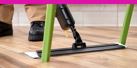 เครื่องมือปัดฝุ่น 3M Easy Trap พร้อมเท้าของผู้เชี่ยวชาญด้านการทําความสะอาดเป็นพื้นหลัง
