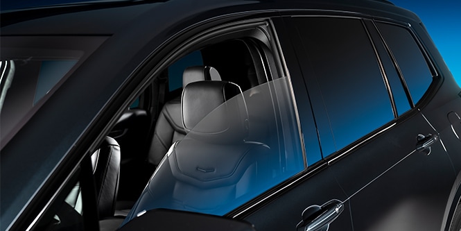 รถสีดําพร้อมฟิล์มติดรถยนต์ 3M Ceramic IR Series ที่กระจกด้านข้าง
